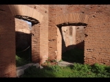 01062 ostia - regio ii - decumanus maximus - terme di nettuno (ii,iv,2) - via della fontana - raum - suedwestecke - 01-2024.jpg